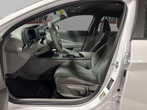 New 2025 Hyundai Elantra SE FWD image 9