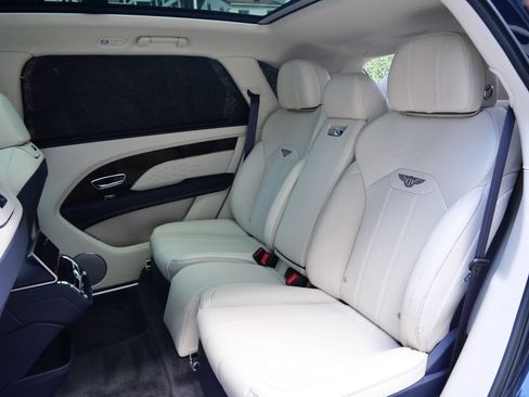 Used 2023 Bentley Bentayga Extended Wheelbase AWD/4WD image 21