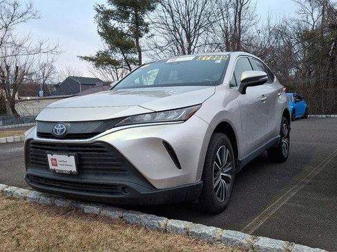 Certified 2022 Toyota Venza LE image 5