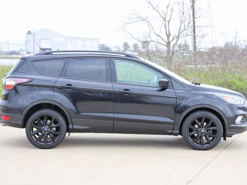 Used 2018 Ford Escape SE w/ SE Sport Appearance Package image 4