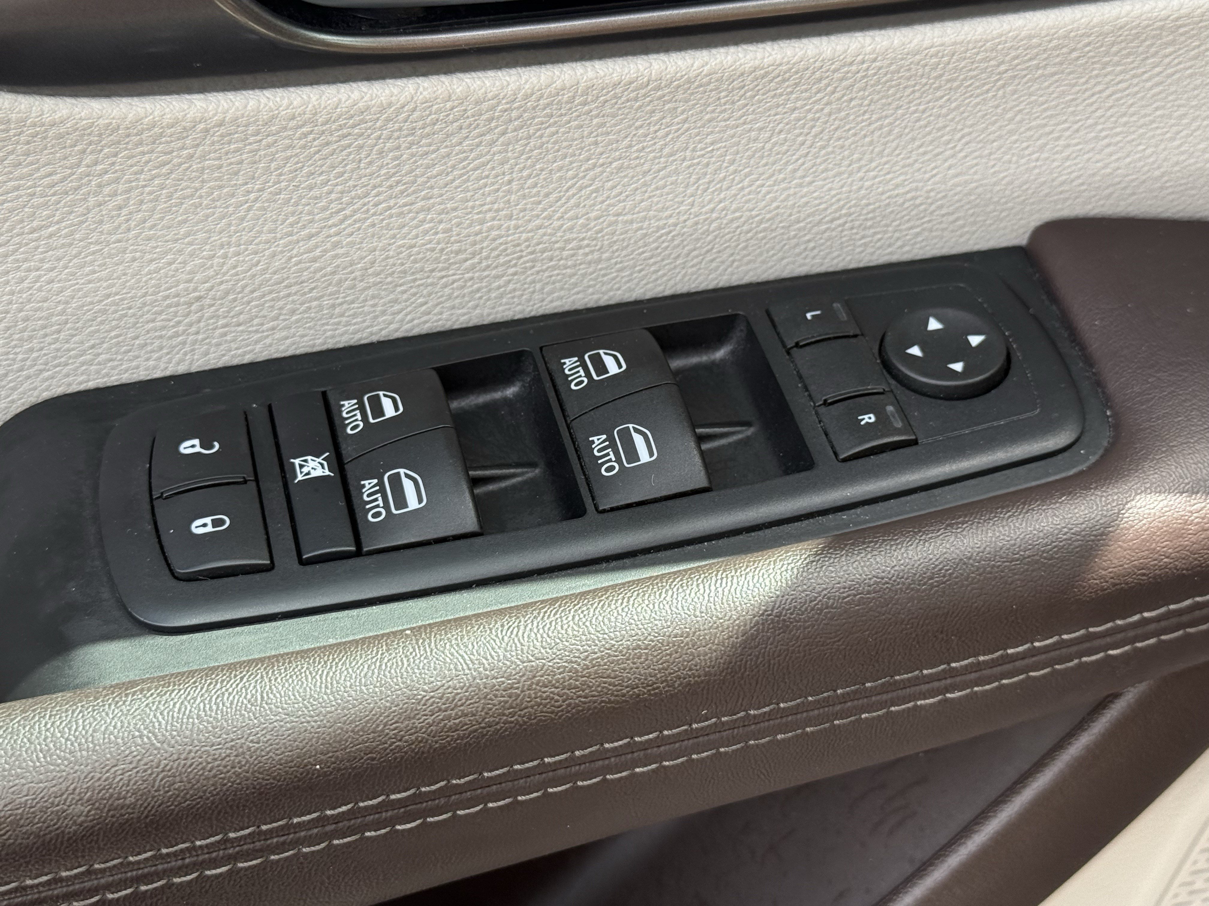 Used 2017 Chrysler Pacifica Touring-L Plus FWD image 27