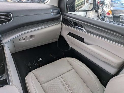 Certified 2024 Jeep Wagoneer Series II w/ Flexible Seating Group RWD image 18