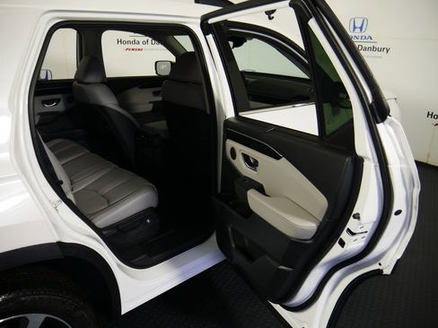 New 2025 Honda Pilot Touring image 8