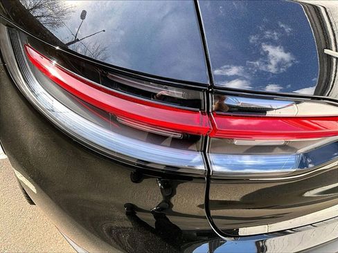 Certified 2025 Porsche Macan AWD/4WD image 31