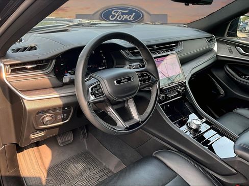 Used 2025 Jeep Grand Cherokee Overland w/ Advanced Protech Group III AWD/4WD image 14