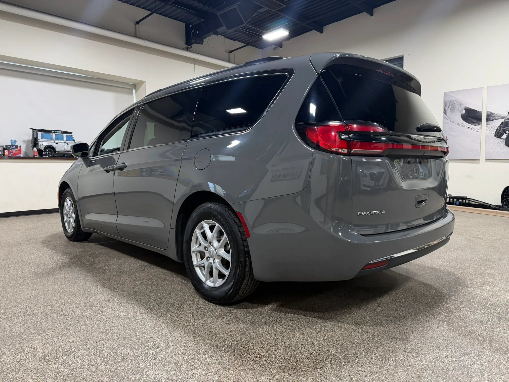 Used 2022 Chrysler Pacifica Touring-L FWD image 7