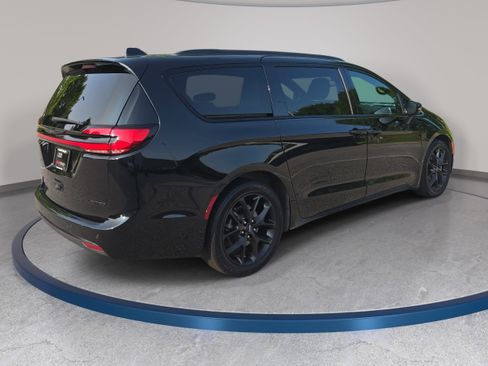 Used 2025 Chrysler Pacifica Limited FWD image 6