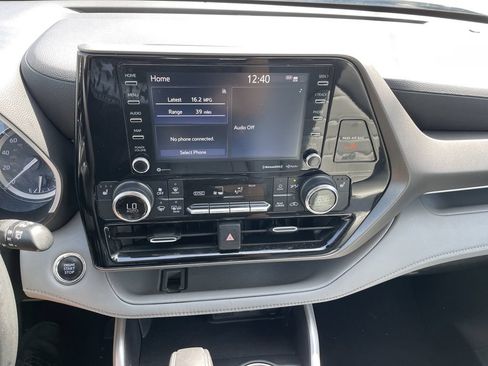 Used 2022 Toyota Highlander XLE AWD/4WD image 18
