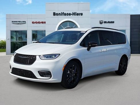 New 2026 Chrysler Pacifica Select image 2