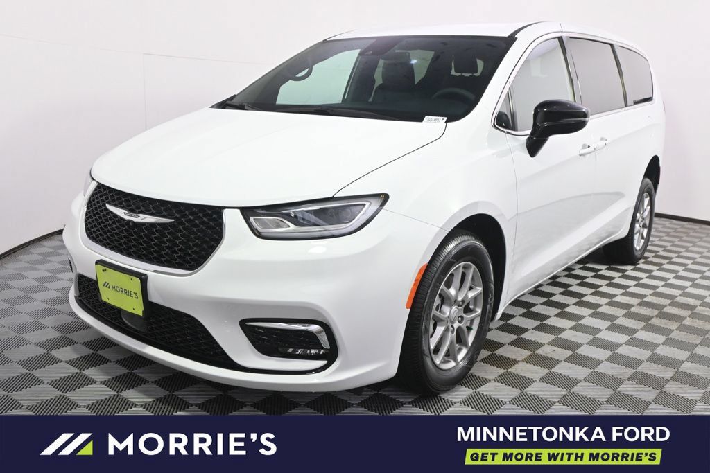 Used 2026 Chrysler Pacifica Select FWD image 2
