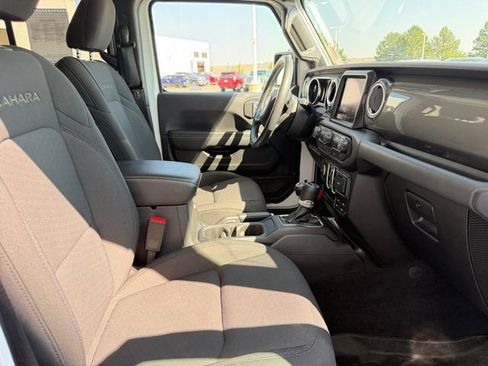 Used 2023 Jeep Wrangler Unlimited Sahara w/ Cold Weather Group AWD/4WD image 19