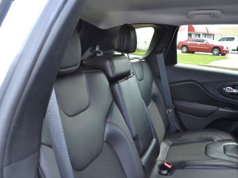 Used 2020 Jeep Cherokee Trailhawk w/ Cold Weather Group AWD/4WD image 37