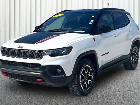 Used 2025 Jeep Compass Trailhawk w/ Trailhawk Convenience Group AWD/4WD image 2