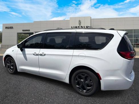 Used 2024 Chrysler Pacifica Premium FWD image 5