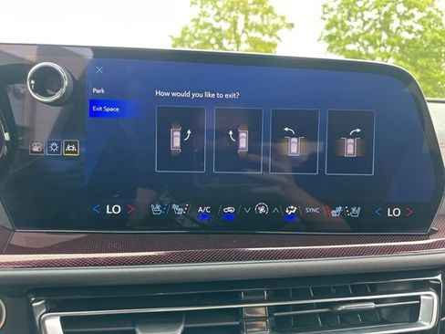 Used 2024 Chevrolet Traverse RS image 46