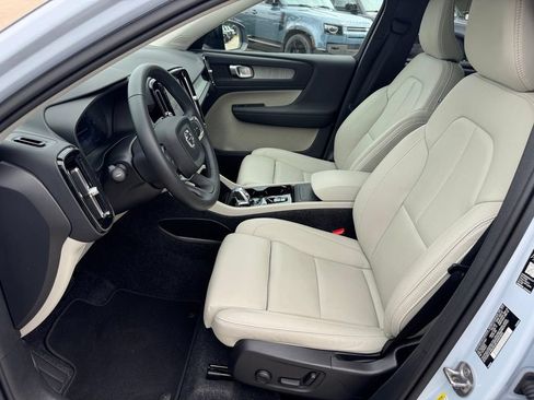 Certified 2026 Volvo XC40 B5 Plus AWD/4WD image 8