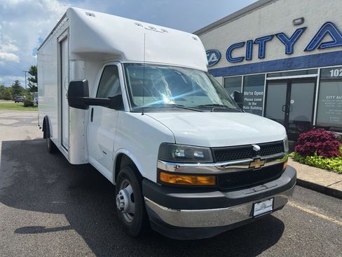 Used 2022 Chevrolet Express 3500 w/ Power Convenience Package RWD image 2