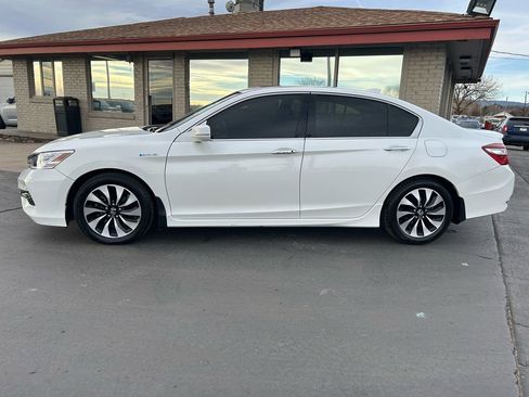 Used 2017 Honda Accord Touring image 2