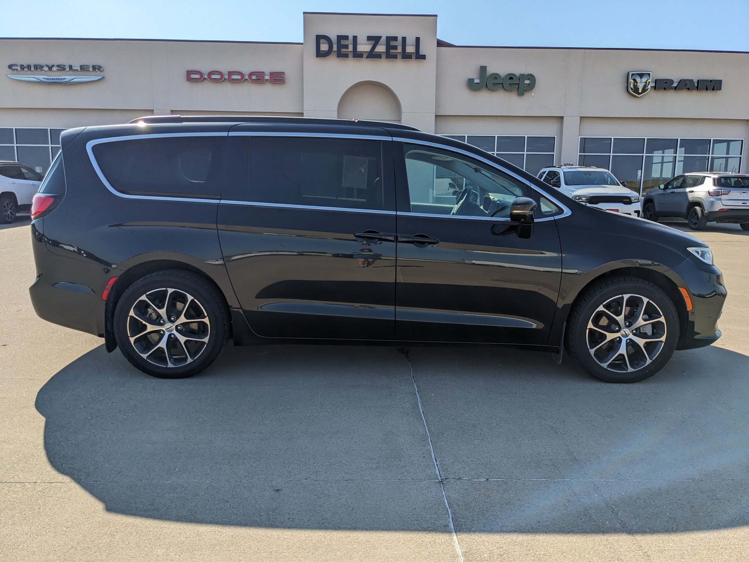 Used 2022 Chrysler Pacifica Touring-L w/ Uconnect Theater Family Group AWD/4WD image 1