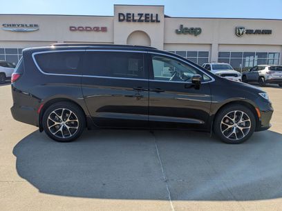 Used 2022 Chrysler Pacifica Touring-L w/ Uconnect Theater Family Group