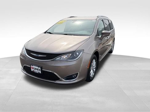 Used 2018 Chrysler Pacifica Touring-L w/ Premium Audio Group image 5