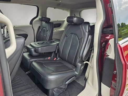 Used 2017 Chrysler Pacifica Touring-L Plus FWD image 5