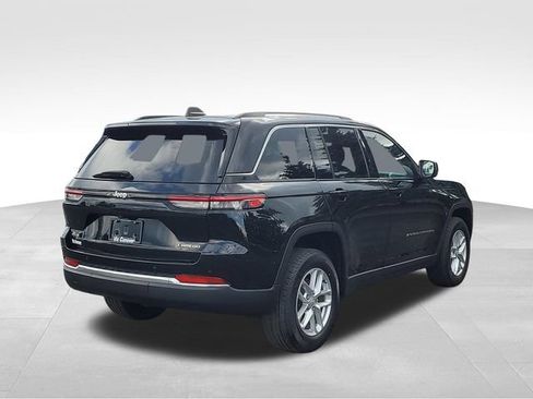 Used 2023 Jeep Grand Cherokee Laredo w/ Luxury Tech Group I AWD/4WD image 3