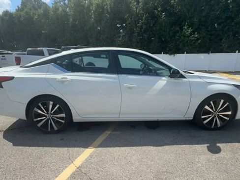 Used 2022 Nissan Altima 2.5 SR FWD image 9