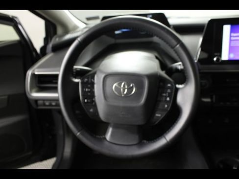 Used 2025 Toyota Prius LE FWD image 18