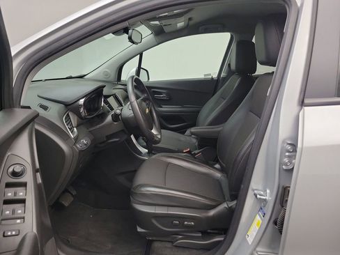 Used 2022 Chevrolet Trax LT w/ LT Convenience Package image 4