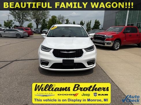 Used 2022 Chrysler Pacifica Touring-L image 3