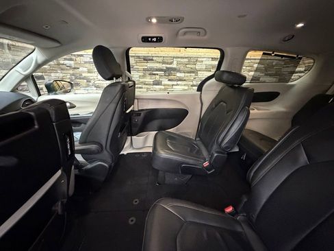 Used 2019 Chrysler Pacifica Touring-L Plus image 27