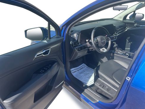 Used 2025 Kia Sportage EX image 2