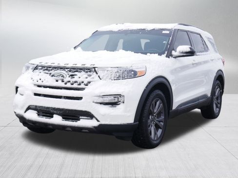 Used 2022 Ford Explorer XLT w/ Equipment Group 202A image 3