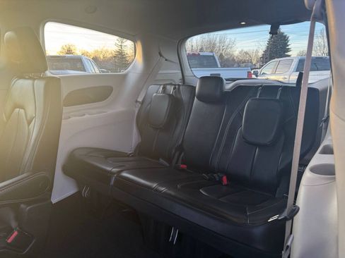 Used 2023 Chrysler Pacifica Touring-L AWD/4WD image 33
