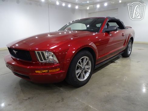 Used 2005 Ford Mustang Convertible image 3