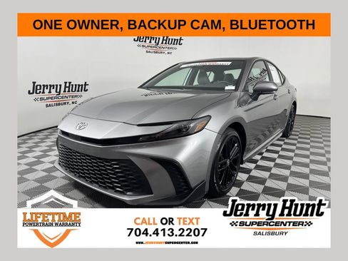 Used 2025 Toyota Camry SE FWD image 1