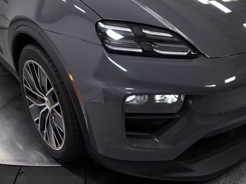 Certified 2025 Porsche Macan Electric image 12