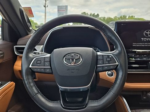 Used 2021 Toyota Highlander Platinum AWD/4WD image 42