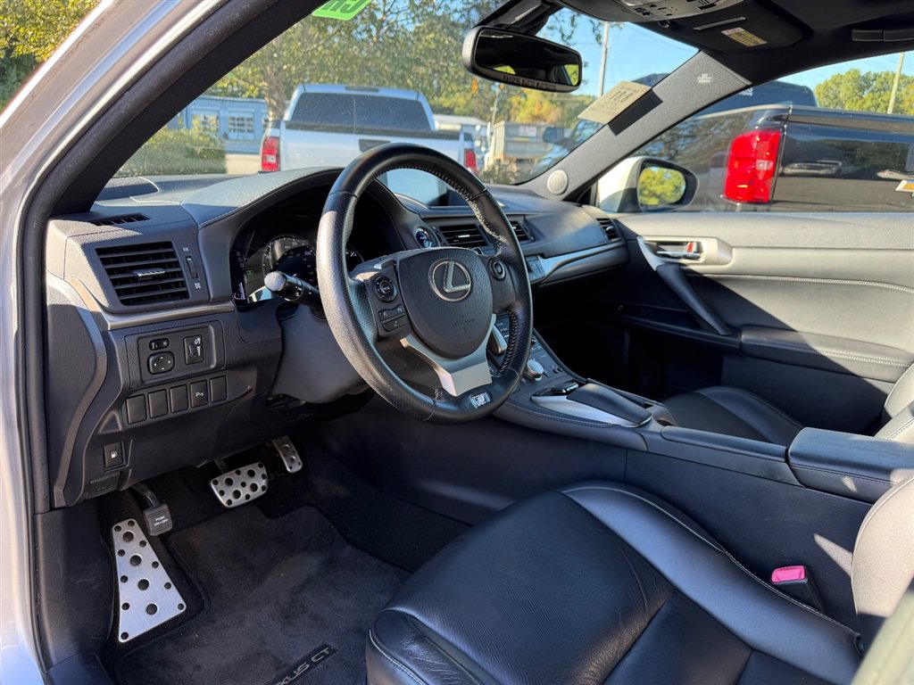 Used 2015 Lexus CT 200h w/ Navigation Package FWD image 6