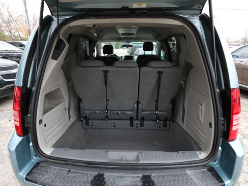 Used 2010 Chrysler Town & Country Touring image 12