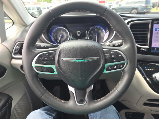 Used 2023 Chrysler Pacifica Touring-L FWD image 17