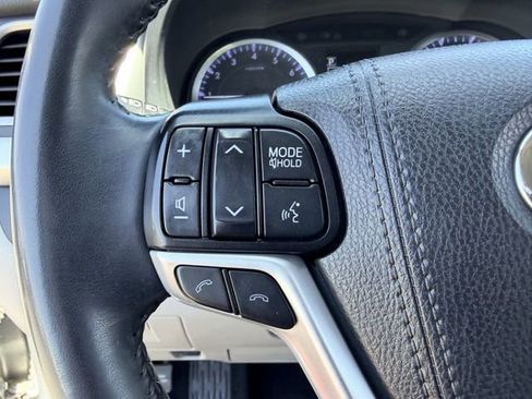 Used 2019 Toyota Highlander Plus FWD image 8