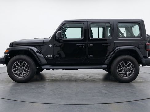 Used 2025 Jeep Wrangler Unlimited Sahara AWD/4WD image 5