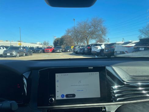 Used 2025 Toyota Camry SE image 17