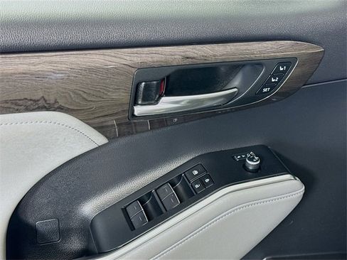 Used 2023 Toyota Highlander L image 16