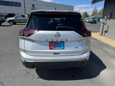 Used 2024 Nissan Rogue S AWD/4WD image 4