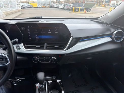 Used 2024 Chevrolet Trax LT w/ Sunroof Package image 17