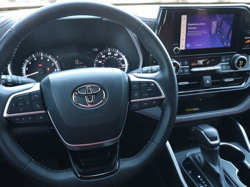 Used 2024 Toyota Highlander XSE image 16