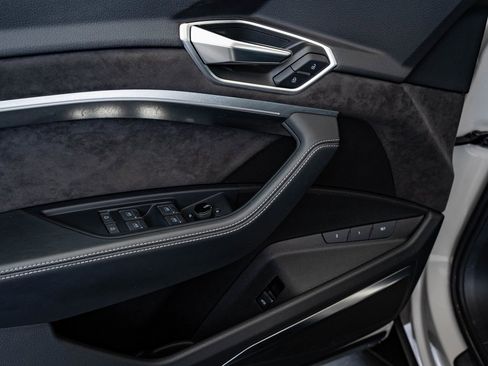 Used 2021 Audi e-tron Prestige w/ Prestige Package image 27